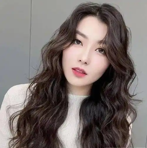 复古风格的长发烫卷发,很流行很受欢迎,变美不止一点点_发型_头发