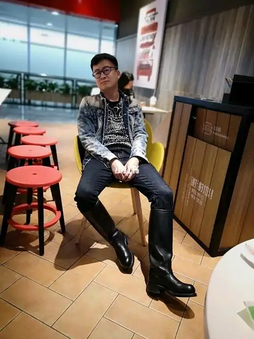 其实男孩子到了冬天可以尝试下穿马靴挺帅气的而且会显得人很高挑