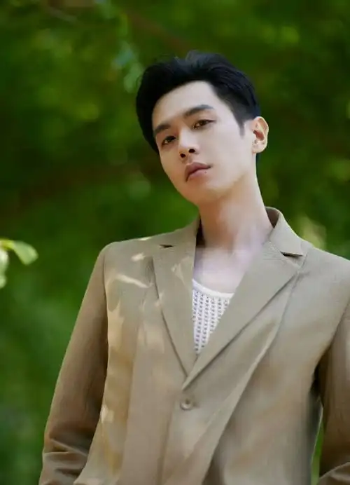 张若昀的手好绝#张若昀写真造型分享,绿色西装优雅帅气,在春风下,在