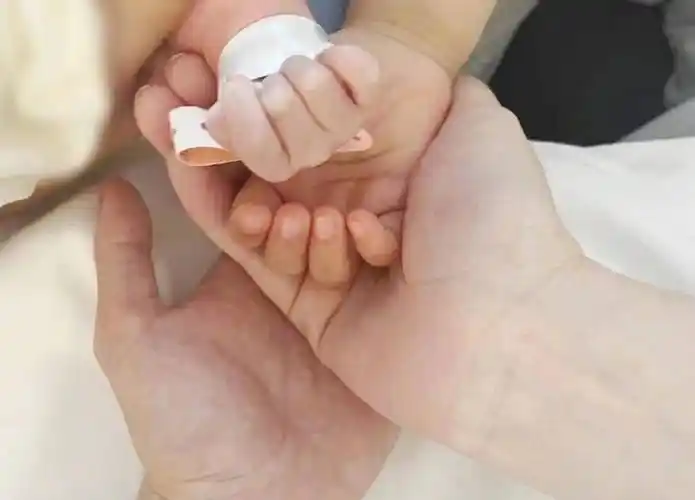 奚梦瑶晒一家四口握手照女儿手指超白美奚梦瑶透露她很害羞