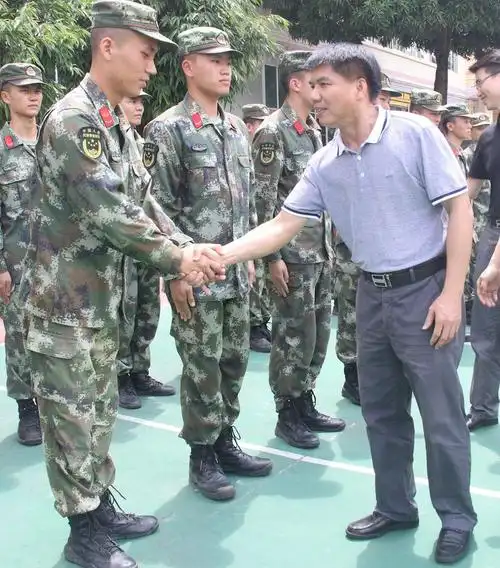尽管显示出武警部队对此行为的相对包容,但从统一军容等方面看还是略