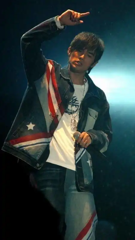 周杰伦2004年无与伦比演唱会的造型绝了每一套都非常出彩