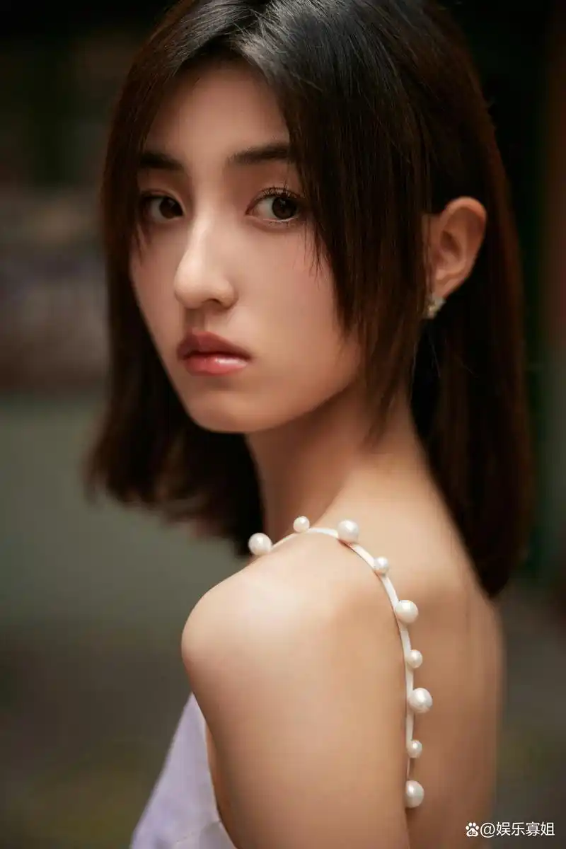 张子枫电影奇遇夜造型,白色丝缎露背长裙,散发着清冷脱俗的美