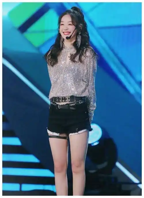 原创徐梦洁暴瘦后直接挑战兔牙裤口袋比裤子还长穿出初恋腿