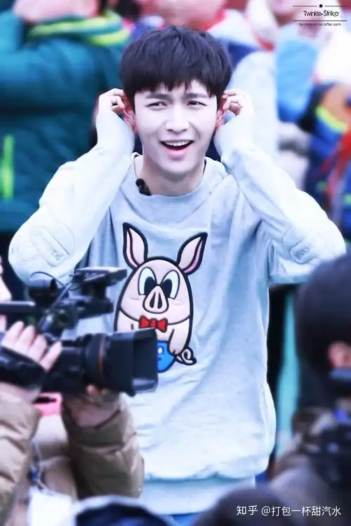 有没有张艺兴的图片笑得很开心尤其是对着镜头笑的那种