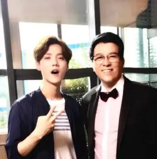 关晓彤爸爸晒与鹿晗合照还大肆夸赞,对这个女婿看来是很满意了