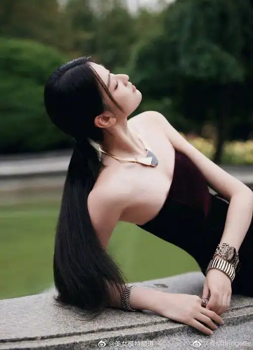 乔欣穿复古红丝绒抹胸长裙写真照曝光