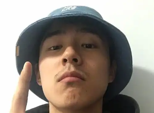 刘昊然蓄起胡子自拍拜年,全能粉丝手动剃胡子效果哈哈哈哈