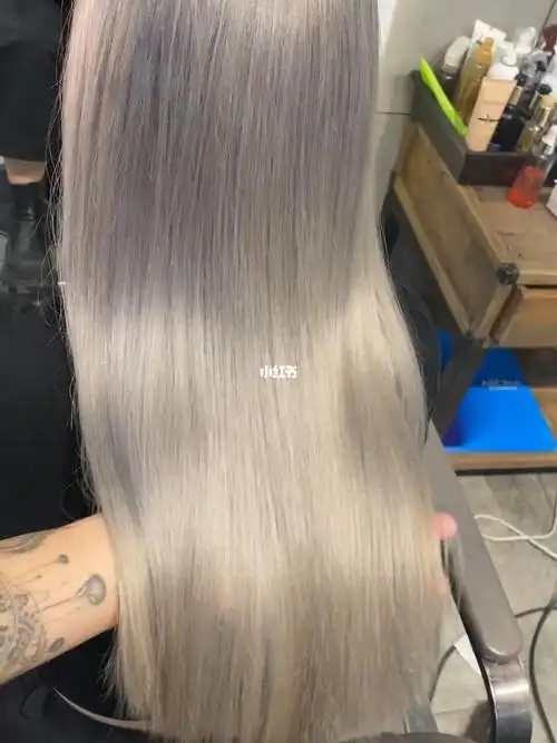 灰金色也太好看了吧~之前客人的头发漂过染过深色漂完底色不均匀这里