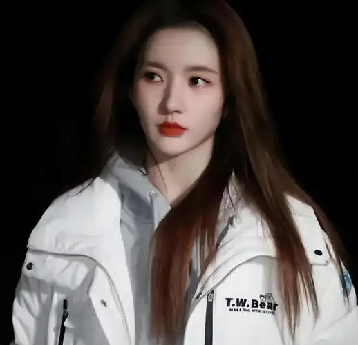 偶像女团成员被爆恋情何与主动摸刘些宁脖颈此前就曾否认恋情