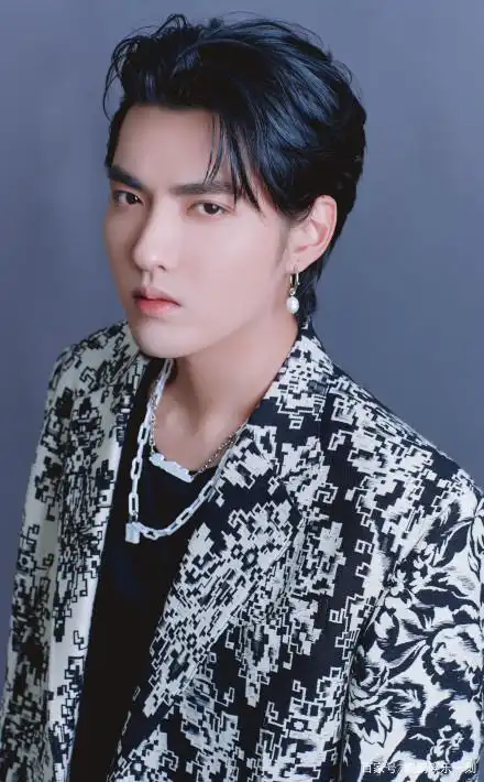 吴亦凡跨年演唱会即将来袭,廓形印花风衣帅气亮相,期待ing