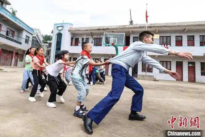贵州贵定:消防员走进乡村学校和学生同过"六一"