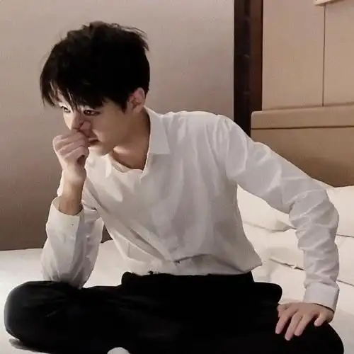 王俊凯超话#王俊凯二十四岁肆意生长#小朋友把自己装进行李箱准备给