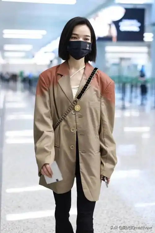 2021年9月20日,代斯机场街拍.穿渐变外套,一头短发清新秀丽.