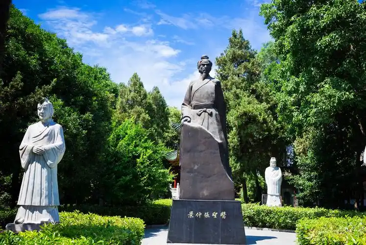 医圣祠位于中国中医药服务贸易重点城市河南省第三大城市南阳市城东