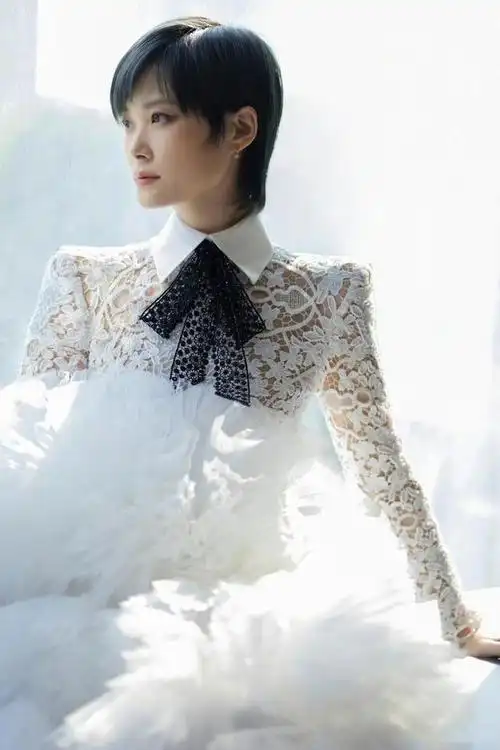 李宇春越来越漂亮了,穿蛋糕裙登台表演,美成小公主_网易订阅