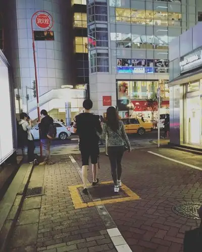 组图:虐狗!安宰贤具惠善夫妇相拥逛街甜如蜜_高清图集_新浪网