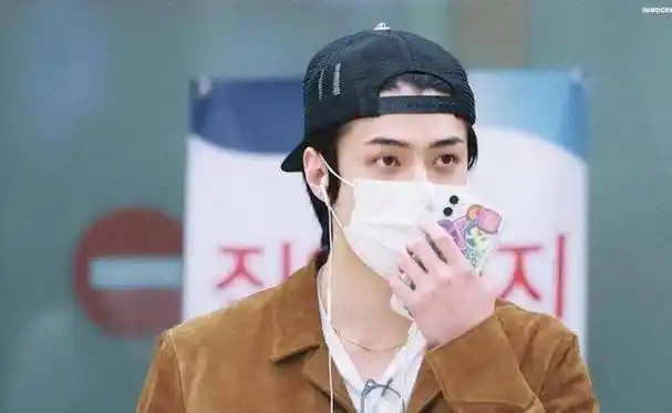 26岁的男团偶像深夜晒照,背影高大帅气,正脸却发福严重_吴世勋_exo