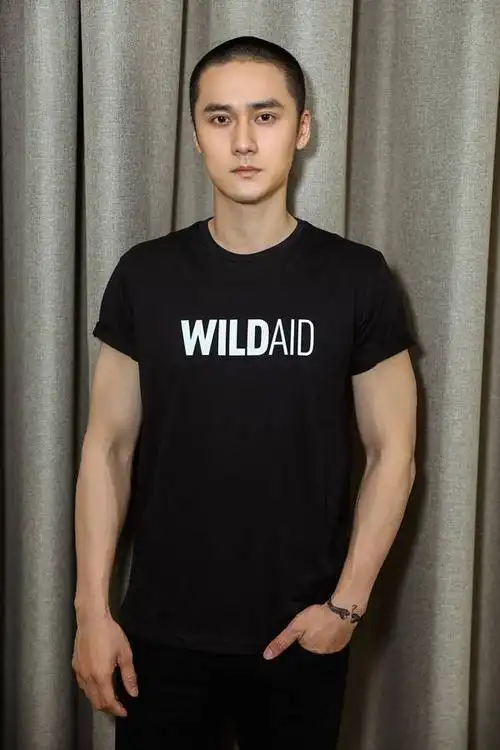 蒋劲夫现身迪士尼忙公益穿着简洁露健硕手臂