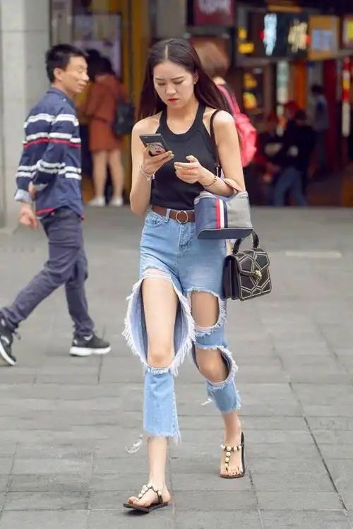 街拍:被图1美到了,穿黑色蕾丝裙,图4穿破洞牛仔裤,个性十足