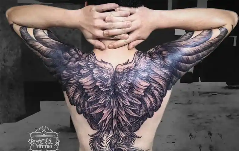 飞翔的翅膀纹身图片_背部纹身图案