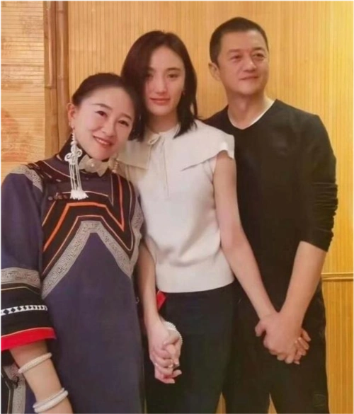 李亚鹏带女友巡视大理业务,吃米线当情人节礼物不追求物质很简朴