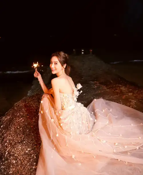 美哭!angelababy天鹅绒晚礼服秀曼妙身姿,躺在大理石上面不怕冷