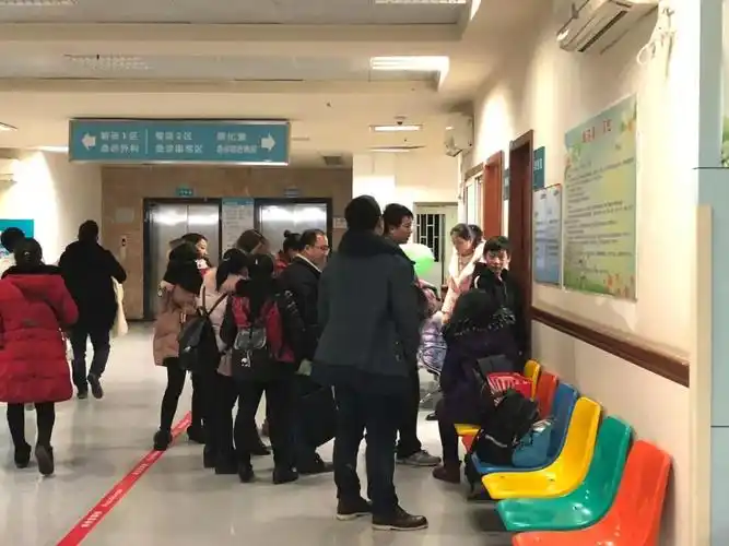 凌晨3点重庆儿童医院拍到的这一幕真相太戳心