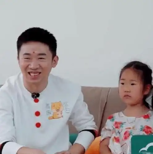 杨迪和亲妹妹长得不像,但妹妹的女儿,长得和杨迪却是一模一样