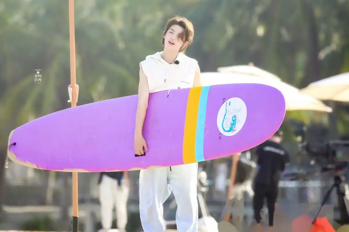 黄明昊 海边,贝壳,沙滩,还有清爽的少年,是夏天独有的清爽 小贾早安jj