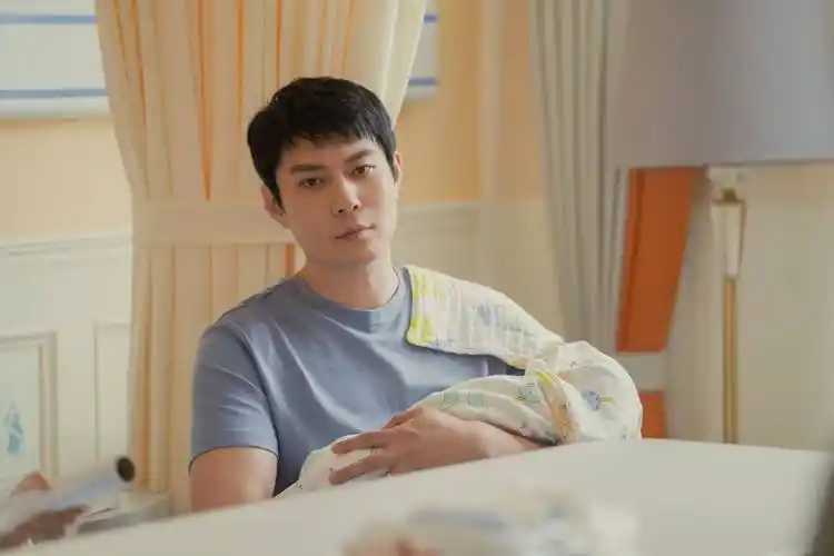 电视剧在前几集就展现了多个生活话题,剧情专注讲述女性生育面临的