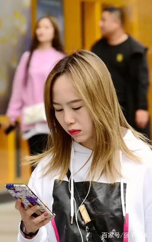 黄头发美女穿着短裤搭长筒袜,看起来很性感,很时尚