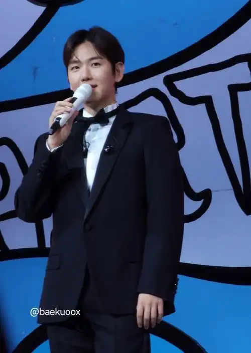 边伯贤#西装边伯贤真的…突然感觉这个出场有点梦幻了我说95