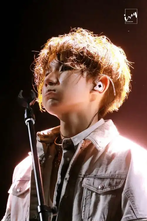 王源超话未成年进行时,一起来嘟嘟嘴#王源看我们如何相遇vlog