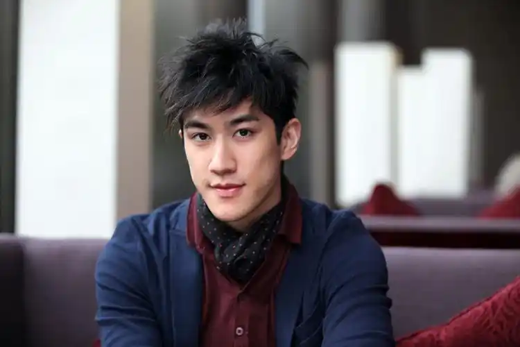 p>李治廷,1987年2月26日出生于 a target="_blank" href="/item/香港