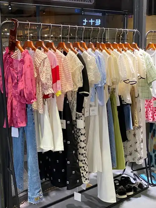 拥有一衣柜美丽的裙子是每个女孩的梦想