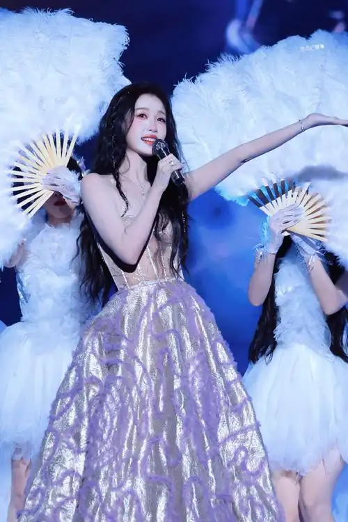 虞书欣鎏金紫公主裙造型