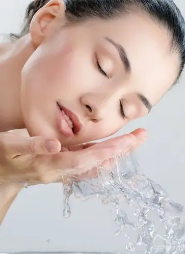 产品可见于美容院内配和更好的濑户百惠手部护理,让补水更彻底