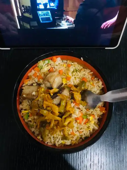 吃饭是最开心的一个人的晚餐