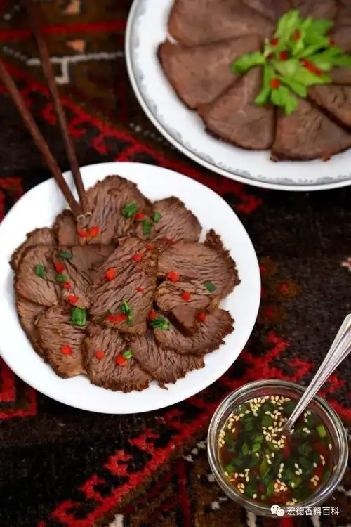 11.牛肉切片摆盘,和蘸料汁一同上桌.ps:1.不用高压锅,用砂锅味道更好.