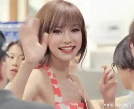 原创10年前baby日本出道旧照曝光被男性用酒瓶怼脸强装笑意比耶合影