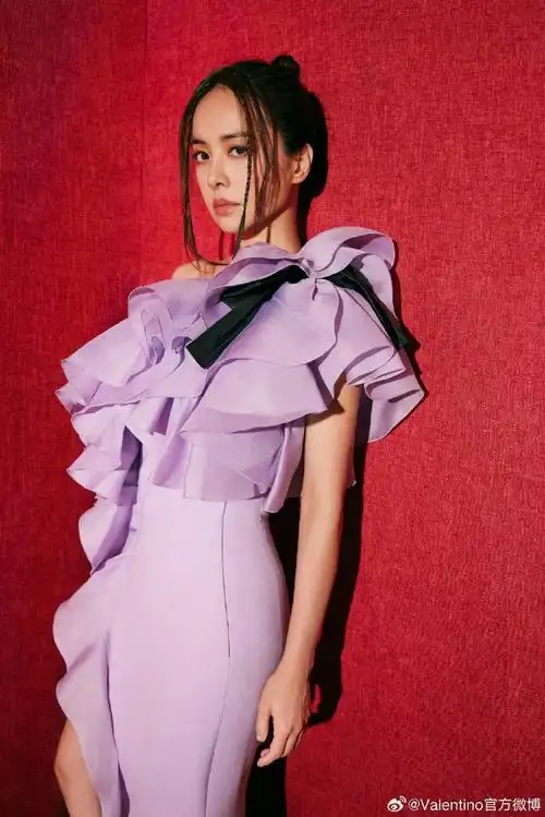 天后@蔡依林身着#华伦天奴2023春夏高级定制系列#礼服,献唱#北京台