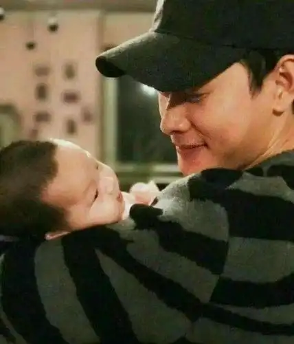 第一次抱女儿是什么心情?罗晋答案引热议,网友:你怎么不按套路