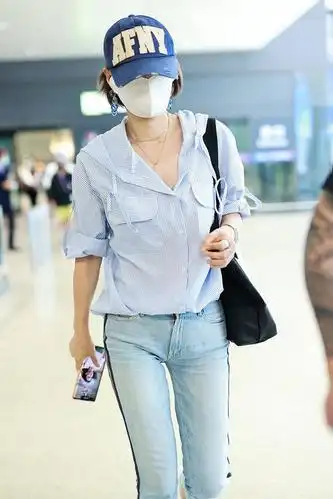 马伊琍穿条纹衬衫清爽靓丽 搭配浅色牛仔裤飒爽干练_机场
