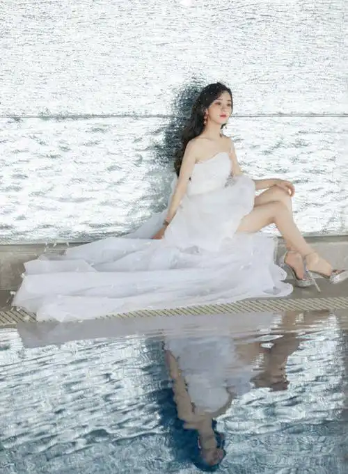 赵丽颖穿羽毛裙秀小鸟腿细腰美背吸睛网友这是当妈妈的人