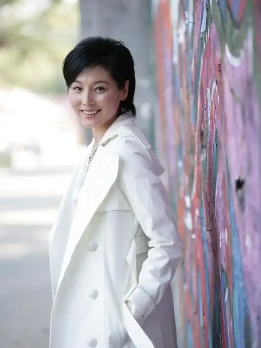 演员张延近照,当年的"男人婆"也是女神