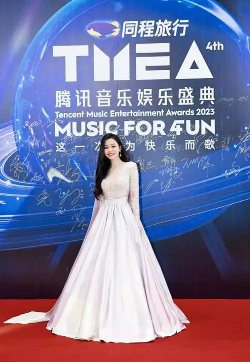 张靓颖礼服裙纵享丝滑##腾讯音乐娱乐盛典