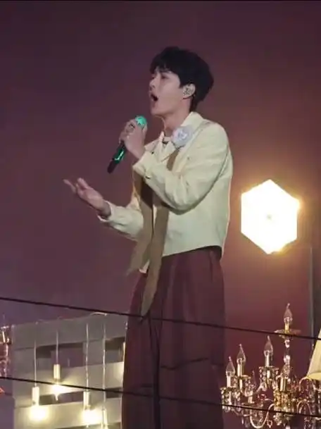 王一博走路背影##王一博香槟色飘带上衣##永远的天天兄弟