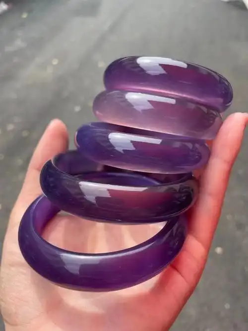 紫色的手镯属于(紫色的手镯有什么种类)