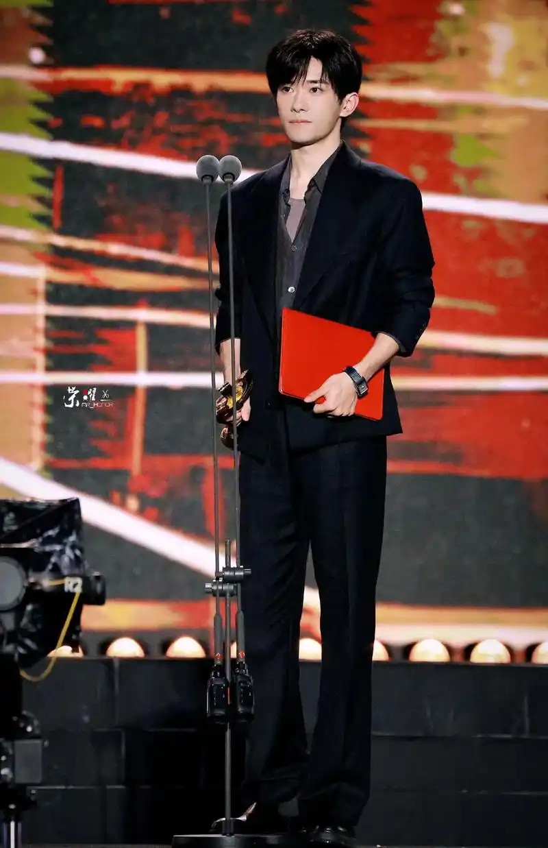 易烊千玺 #易烊千玺最受传媒关注男主角 恭喜演员易烊千玺